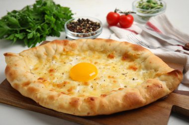 Taze lezzetli Adjarian Khachapuri beyaz masada, yakın plan.