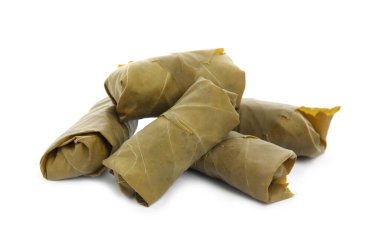 Beyaz arka planda lezzetli doldurulmuş üzüm yaprakları