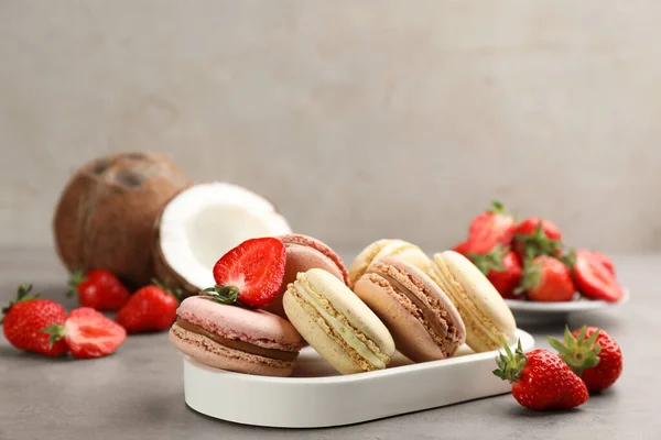 Deliciosos Macarons Morangos Coco Mesa Cinza — Fotografia de Stock