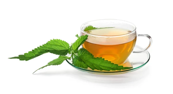 白を基調とした芳香のあるイラクサ茶と緑の葉のガラスカップ — ストック写真