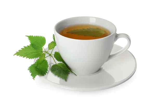 Чашка Ароматного Чая Крапивы Зеленые Листья Белом Фоне — стоковое фото