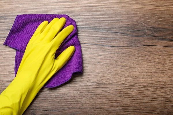 Mujer Guantes Goma Amarilla Limpiando Mesa Madera Con Paño Microfibra — Foto de Stock