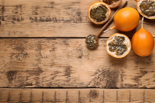 木製のテーブルの上においしい熟したグラナディラ フラットレイアウト テキストのスペース — ストック写真