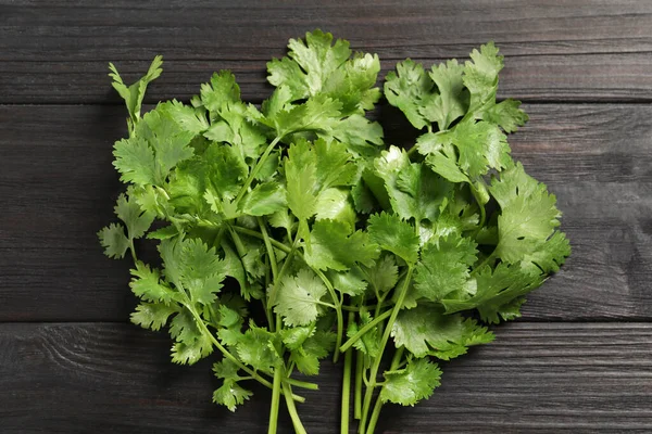 Bunch Fresh Green Cilantro Black Wooden Table Top View — Stock Photo, Image