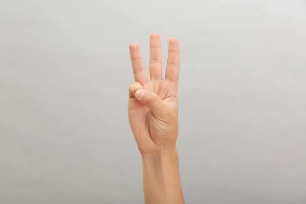 Adolescente Mostrando Três Dedos Fundo Claro Close — Fotografia de Stock