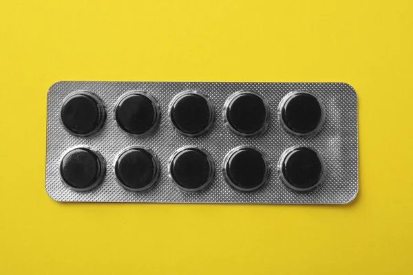 Activated Charcoal Pills Blister Yellow Background Top View Potent Sorbent — Stock Photo, Image