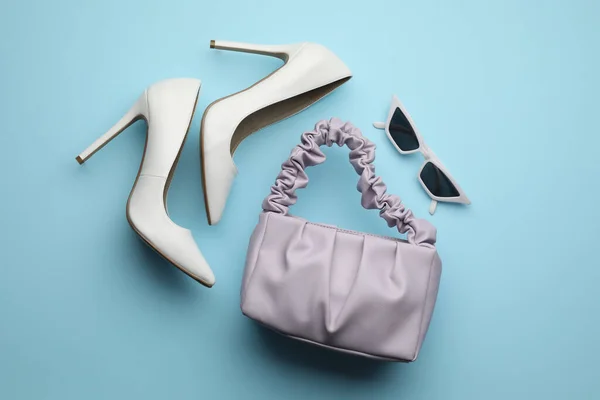 浅蓝色背景的时髦女人的包 鞋子和太阳镜 — 图库照片