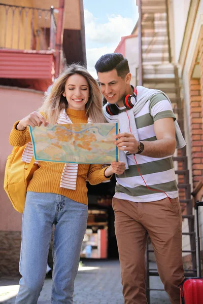 Pareja Turistas Con Mapa Calle Ciudad — Foto de Stock