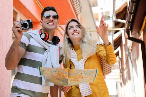 Pareja Turistas Con Mapa Cámara Calle Ciudad — Foto de Stock