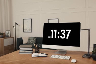 Odanın ahşap masasında modern bilgisayarla rahat bir iş yeri. İç tasarım