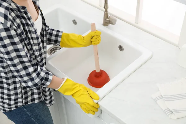 Vrouw Met Behulp Van Zuiger Ontstoppen Gootsteen Afvoer Keuken Close — Stockfoto