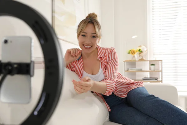 Blogger Neemt Video Woonkamer Thuis Gebruik Van Ringlamp Smartphone — Stockfoto