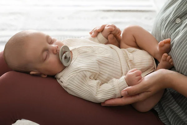 Madre Con Lindo Bebé Durmiendo Casa Primer Plano —  Fotos de Stock