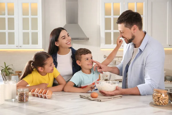 Glad Familjerätt Tillsammans Vid Bordet Köket Antagande — Stockfoto