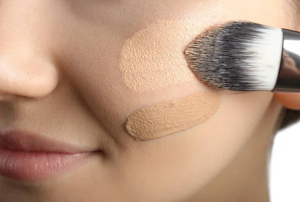 Meisje Aanbrengen Foundation Concealer Met Borstel Witte Achtergrond Close Gezichtscontour — Stockfoto