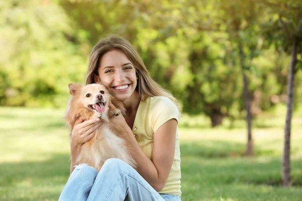 Jonge Vrouw Met Haar Schattige Hond Park Ruimte Voor Tekst — Stockfoto