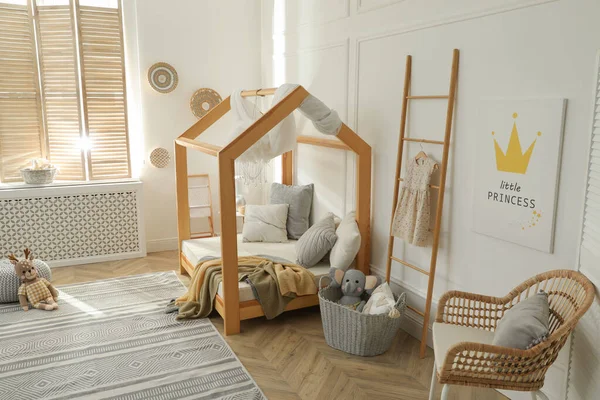 Stijlvol Kinderkamer Interieur Met Huisbed — Stockfoto