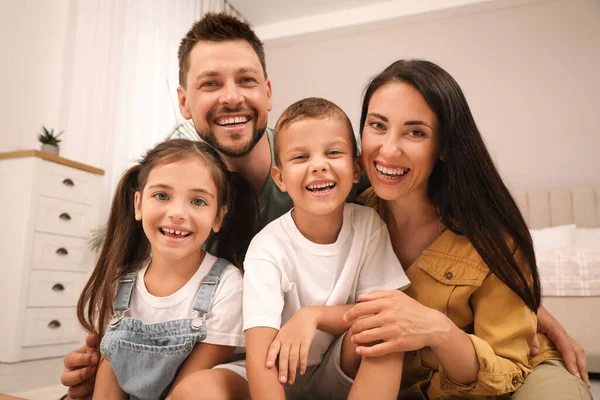 Porträtt Lycklig Familj Med Barn Hemma — Stockfoto