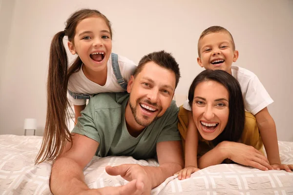 Gelukkig Familie Nemen Selfie Bed Thuis — Stockfoto