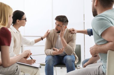 Terapi seansında uyuşturucu bağımlısı insanlarla çalışan psikoterapist.