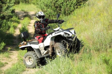 Modern dörtlü bisikletle açık havada gösteri yapan bir adam. Sıra dışı spor