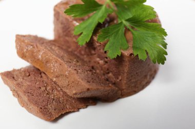 Beyaz tabakta maydanozlu börek, yakın plan. Evcil hayvan maması.