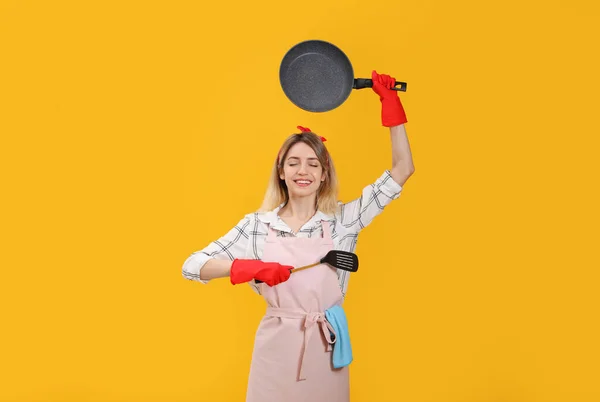 Genç Hanımı Sarı Arka Planda Kızartma Tavası Spatulayla Meditasyon Yapıyor — Stok fotoğraf