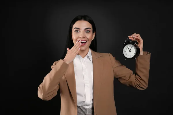 Känslomässig Affärskvinna Håller Väckarklocka Svart Bakgrund Tidsplanering — Stockfoto