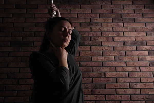 Mulher Deprimida Com Laço Corda Pescoço Perto Parede Tijolo Espaço — Fotografia de Stock