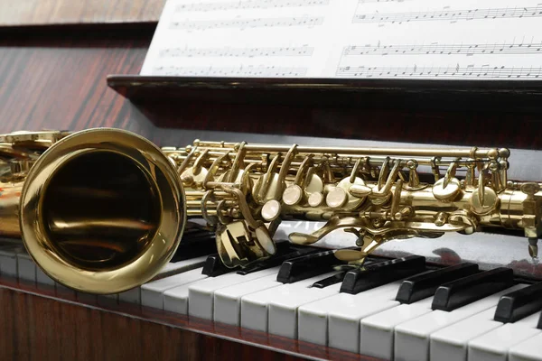 Hermoso Saxofón Con Teclas Piano Instrumentos Musicales — Foto de Stock