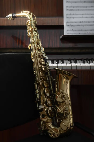 Wunderschönes Saxophon Neben Flügel Musikinstrument — Stockfoto