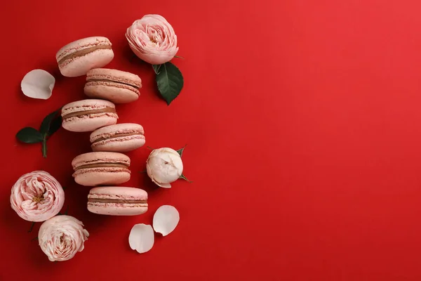 Delicious Macarons Roses Red Background Flat Lay Space Text — Stock Photo, Image