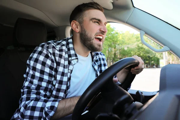 車の中で感情的な男 積極的な運転行動 — ストック写真