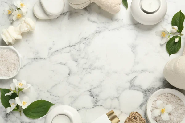 Jasmijnbloemen Een Set Van Spa Essentials Witte Marmeren Tafel Plat — Stockfoto