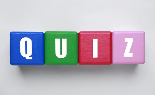 Cubos Coloridos Com Palavra Quiz Sobre Fundo Branco Vista Superior — Fotografia de Stock