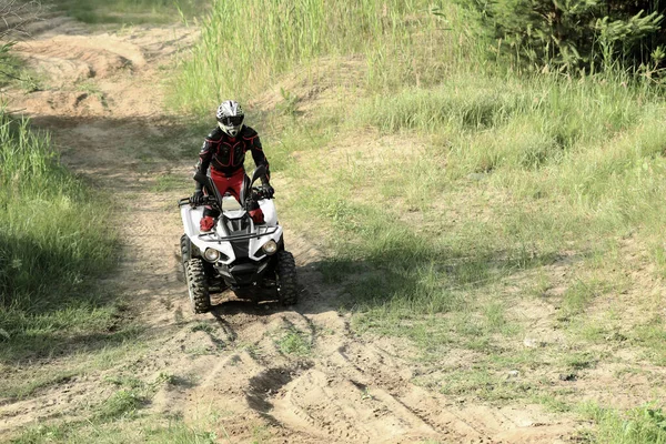 Człowiek Jeżdżący Nowoczesnym Quadem Piaszczystej Drodze Sporty Ekstremalne — Zdjęcie stockowe