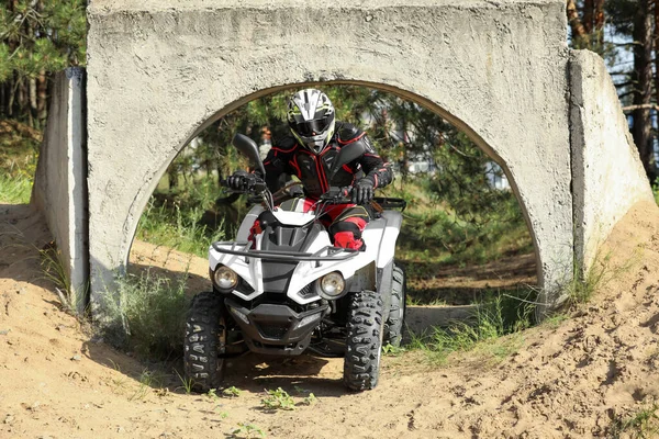 Hombre Conducción Moderna Quad Bike Camino Arenoso Cerca Del Bosque —  Fotos de Stock