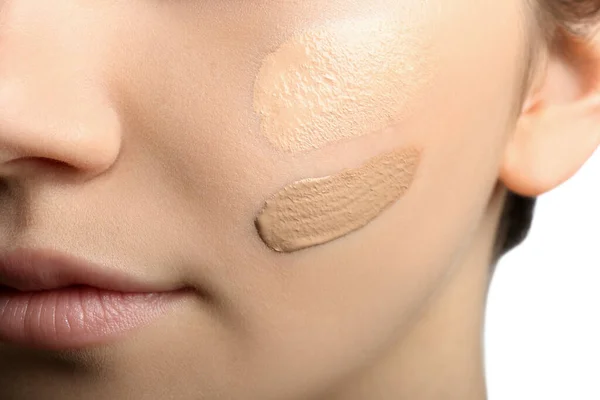 Meisje Witte Achtergrond Close Gebruik Van Concealer Foundation Voor Gezichtscontouren — Stockfoto