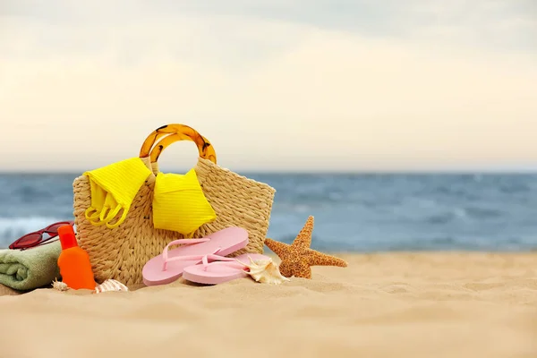 Bolsa Diferentes Objetos Playa Arena Cerca Del Mar Espacio Para —  Fotos de Stock