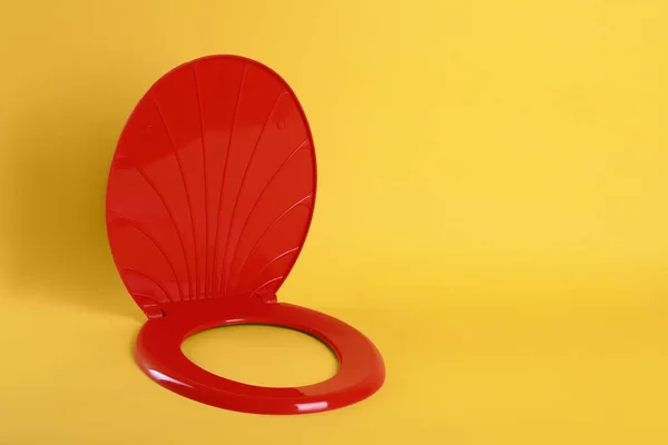 Нове Червоне Пластикове Сидіння Туалету Жовтому Тлі Простір Тексту — стокове фото