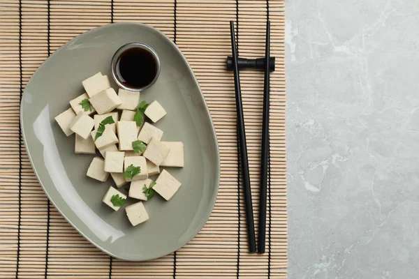 Köstlicher Tofu Mit Petersilie Sojasauce Und Essstäbchen Auf Grauem Marmortisch — Stockfoto