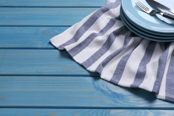 Toalla Cocina Limpia Pila Platos Con Cubiertos Mesa Madera Azul — Foto de Stock