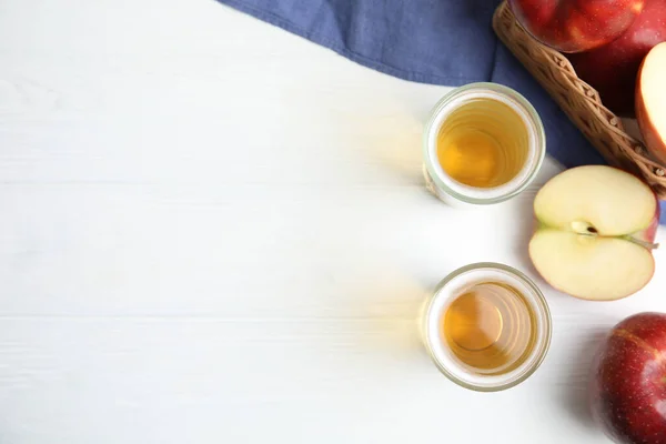 Composition Plate Avec Délicieux Cidre Pomme Sur Une Table Blanche — Photo