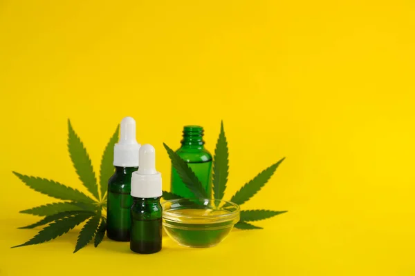 Hennepbladeren Cbd Olie Thc Tinctuur Gele Achtergrond Ruimte Voor Tekst — Stockfoto