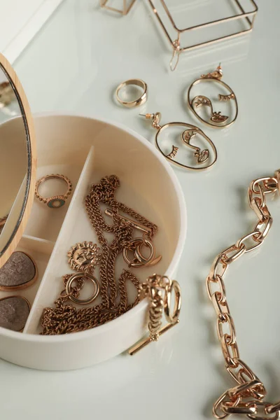 Caixa Jóias Com Bijouterie Dourado Elegante Mesa Close — Fotografia de Stock