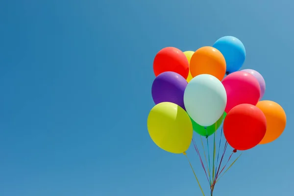 Bando Balões Coloridos Contra Céu Azul Espaço Para Texto — Fotografia de Stock