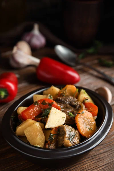 Вкусное Приготовленное Блюдо Картофелем Глиняной Посуде Деревянном Столе — стоковое фото