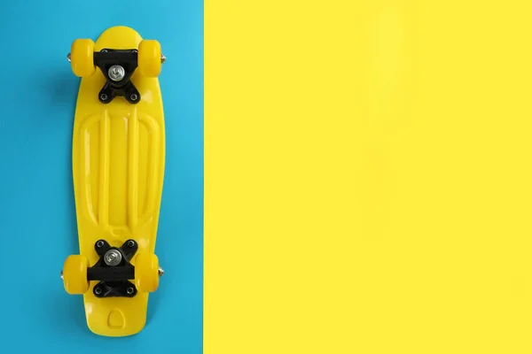 Gele Skateboard Kleur Achtergrond Bovenaanzicht Ruimte Voor Tekst — Stockfoto