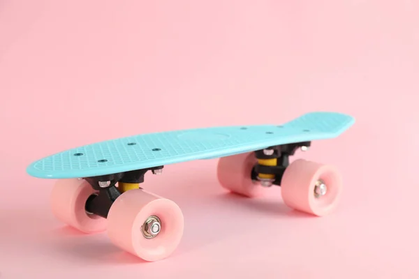 Бирюзовый Скейтборд Розовом Фоне Спортивное Оборудование — стоковое фото