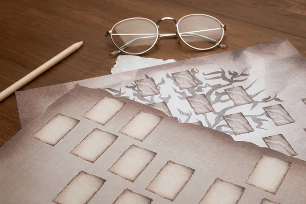 木のテーブルの上に家族の木のテンプレート 鉛筆や眼鏡を持つ紙 クローズアップ — ストック写真